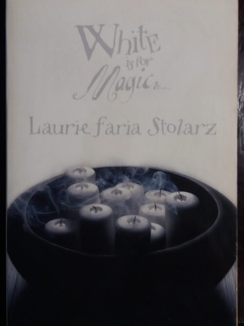 White is for Magic - Laurie Faria Stolarz