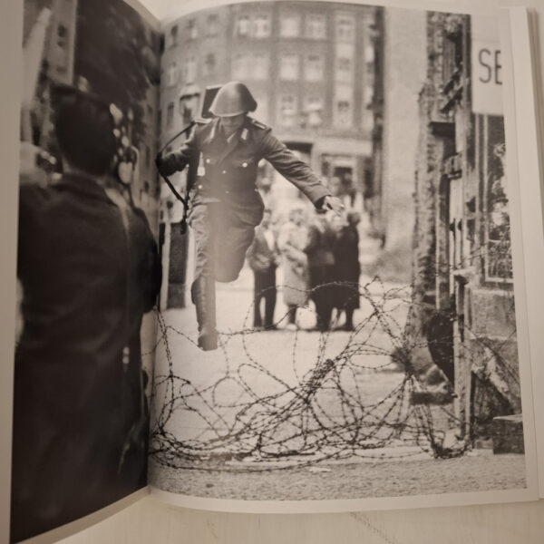 50 Photo Icons: Landmark Photographs And Their Stories – Hans-Michael Koetzle secondhand book