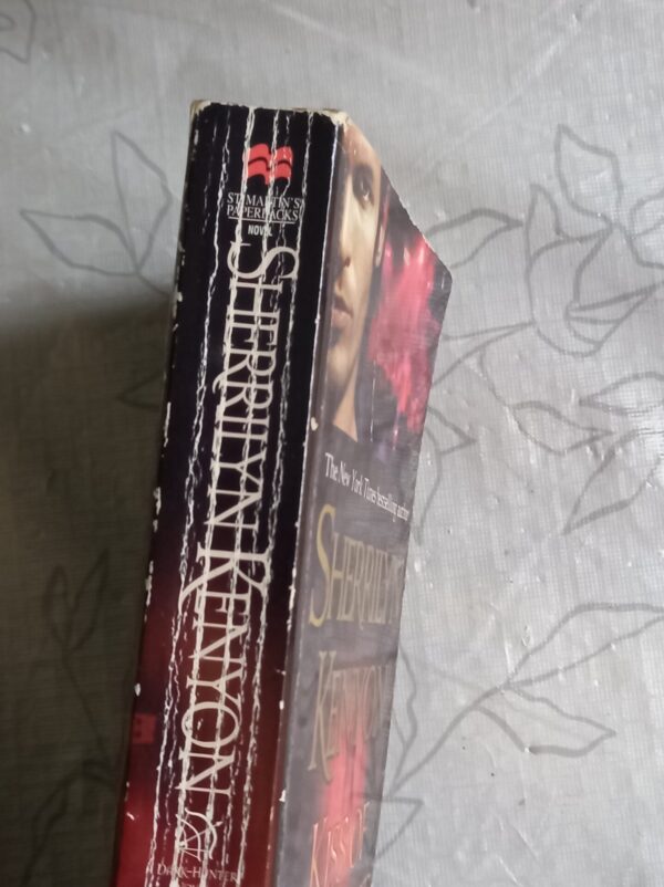 20260318_163705 Kiss of the Night – Sherrilyn Kenyon secondhand book