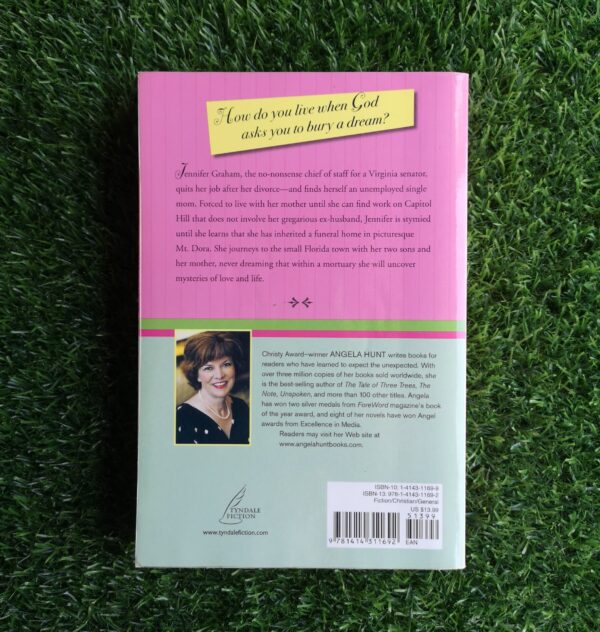 Doesn’t She Look Natural? – Angela Hunt secondhand book