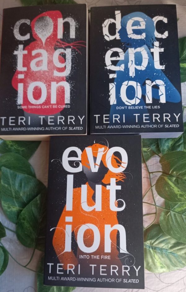 cropped-20260730_163546.jpg The Dark Matter Trilogy – Teri Terry secondhand book