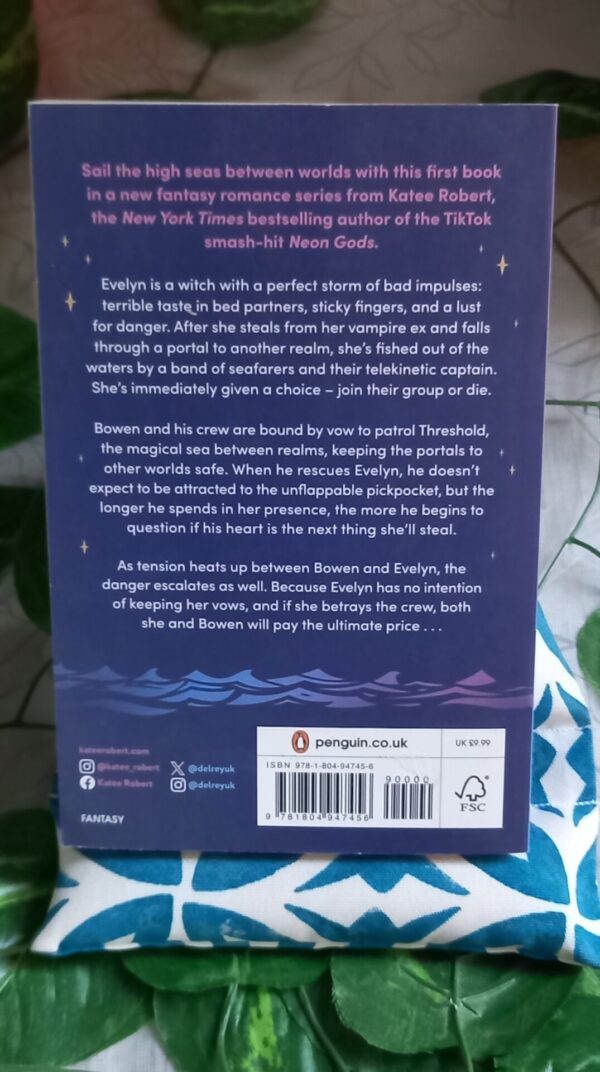 Hunt On Dark Waters – Katee Robert secondhand book